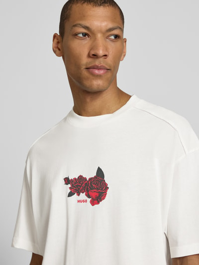 Männermodel trägt Oversized T-Shirt aus reiner Baumwolle Modell 'DOMANS' von HUGO, unifarben, Foto-Print, Nahaufnahme Oberkörper