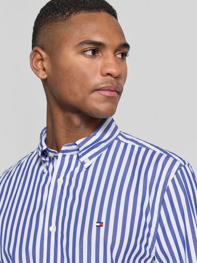 Männermodel trägt Regular Fit Freizeithemd aus Baumwoll-Popeline von Tommy Hilfiger, Optik: Allover-Muster, Nahaufnahme Oberkörper.