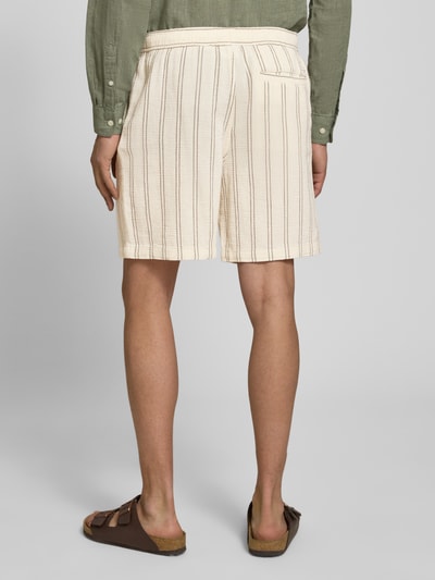 Männermodel trägt Regular Fit Shorts mit Tunnelzug von Jack & Jones aus reiner Baumwolle, cremefarben mit Streifen, Gesäßtasche, Ganzkörperansicht Rückansicht.
