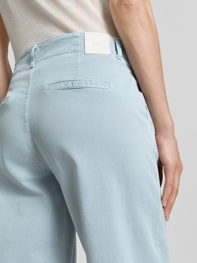 Frauenmodel trägt Wide-Leg-Pants Wide Leg Jeans aus Lyocell-Mix Modell 'STYLE.MAINE S' von Brax in Optik: Unifarben mit Label-Patch, Detailaufnahme Rückansicht.