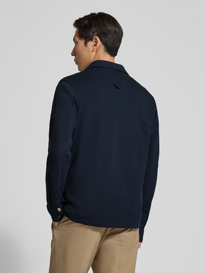 Männermodel trägt Regular Fit Hemdjacke mit Brusttaschen von Lerros in Dunkelblau, Kentkragen, Knopfleiste, Rückenlänge 70 cm, Ganzkörperansicht Rückansicht.