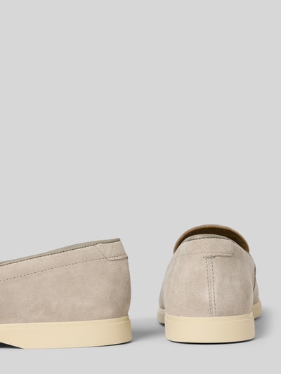 Produktfoto, Slipper aus beschichtetem Leder Modell 'Torford Easy' von Clarks in Beige, strukturierte Sohle, Absatz 2 cm, Schaft 7 cm, Schaftweite 13 cm, helle Töne, matte Oberfläche, klare Linien, schlichte Form.