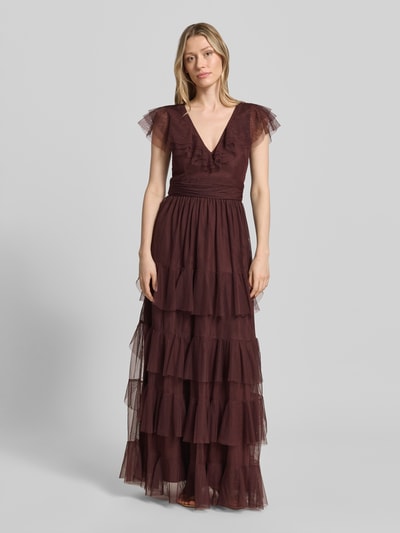 Vrouwenmodel draagt Maxikleid mit V-Ausschnitt und Taillenband van LACE & BEADS in bordeaux, mesh, A-lijn, laagjeslook, V-hals, ruglengte bij maat S 130 cm, borstwijdte bij maat S 34 cm, ganzekörperaanzicht van voren.