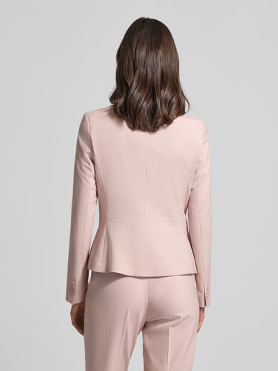 Vrouwenmodel draagt Slim Fit Blazer met reverskraag van More & More, materiaalmix met viscose, lichtroze, paspelzakken, ruglengte 57 cm, mouwlengte 64 cm, borstwijdte 46 cm, maat 36. Ganzkörperansicht Rückansicht.