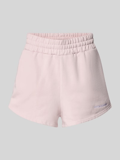 Produktfoto, High Waist Shorts mit Logo-Stitching Modell 'WILUNA' von Pegador w jasnoróżowym kolorze, bawełniany miks, elastyczny pas, francuskie kieszenie, szerokość w rozmiarze S 40 cm, długość nogawki wewnętrznej 7 cm