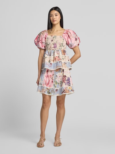 Frauenmodel trägt Minirock mit Spitze Modell 'MESSA' von YAS aus Leinen-Baumwoll-Mix mit A-Linie, florales Muster, Ganzkörperansicht von vorne.