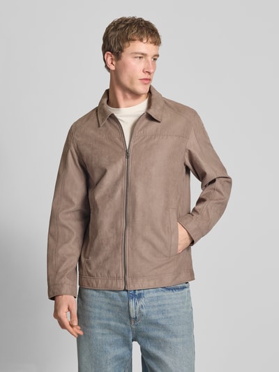 Mężczyzna model nosi Jacke mit Umlegekragen Modell 'DYLAN' od Jack & Jones, krój regular fit, beżowy, tekstura zamszu, zamek, Szerokość w rozmiarze M: 52 cm, długość tyłu: 70 cm, szerokość ramion: 44 cm, długość rękawa: 65 cm, całkowity widok z przodu
