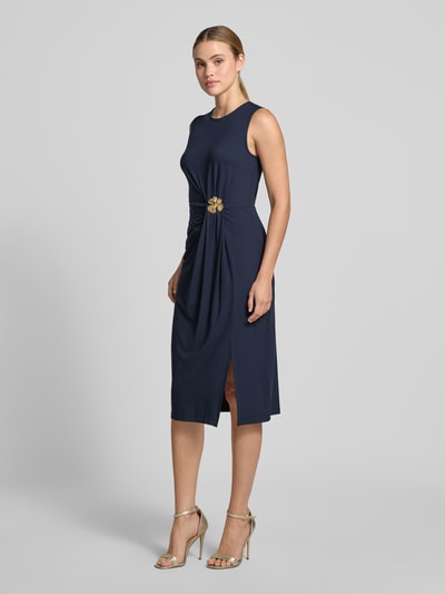 Frauenmodel trägt Slim Fit Midikleid aus Viskose-Mix mit Raffungen von Christian Berg Woman Selection, floraler Zierbesatz, Ärmelloses-Design, Rundhalsausschnitt, dunkles Blau, glatte Textur, Ganzkörperansicht von vorne.