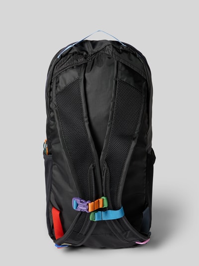 Produktfoto, Rucksack mit Logo-Print Modell 'Batac' von Cotopaxi in Schwarz mit farbigen Verstellbarer-Trägern, Maße: 22 cm Breite, 48 cm Länge, 15 cm Tiefe, Schulterriemen 65 cm, Hauptfach mit Reißverschluss, geeignet als Herren Rucksack.