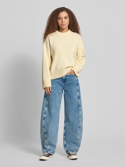 Vrouwenmodel draagt Relaxed Fit Pullover in tricotlook van Gina Tricot, ribboorden, dames, lichtgeel, Ganzkörperansicht van voren.