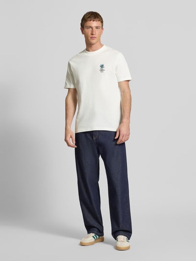 Männermodel trägt Oversized T-Shirt aus reiner Baumwolle von Marc O'Polo Denim in Optik: Unifarben mit Label-Print, Ganzkörperansicht von vorne.