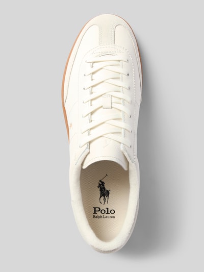 Produktfoto, Sneakersy 'Sneaker aus echtem Rindsleder' von Polo Ralph Lauren, kolor kremowy z brązową podeszwą, gładka tekstura, kontekst: męskie sneakersy Polo Ralph Lauren