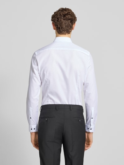 Männermodel trägt Slim Fit Business-Hemd mit Kentkragen von Jake*s, weiß, lange Ärmel, glatte Baumwolle, Ganzkörperansicht Rückansicht.