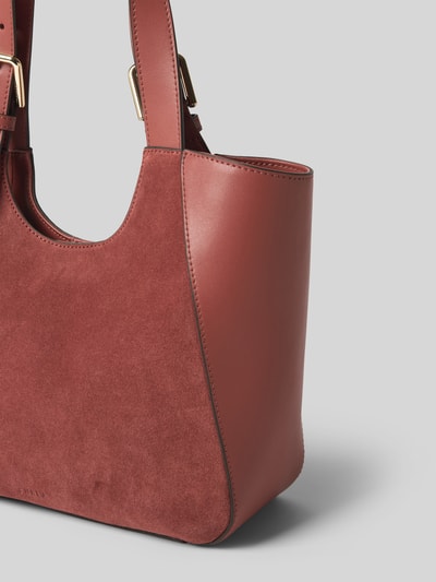 Produktfoto, Tote Bag aus echtem Kalbsleder Modell 'Dora' von FURLA, Hoofdvak met magneetsluiting, verstelbare schouderband, kalfsleer, Breedte maat 1: 35 cm, Lengte maat 1: 24 cm, Diepte maat 1: 10 cm, bandlengte: 50 cm, matte en gladde texturen in roodbruin