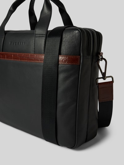 Produktfoto, Laptoptasche aus echtem Leder Modell 'Corso Deluxe' von bugatti, schwarze Farbe, braune Akzente, Reißverschluss, abnehmbarer Schulterriemen, Label-Prägung, geteiltes Hauptfach, Steckfächer innen, Szerokość w rozmiarze 40 cm, długość w rozmiarze 30 cm, głębokość w rozmiarze 13 cm, długość paska na ramię w rozmiarze 175 cm