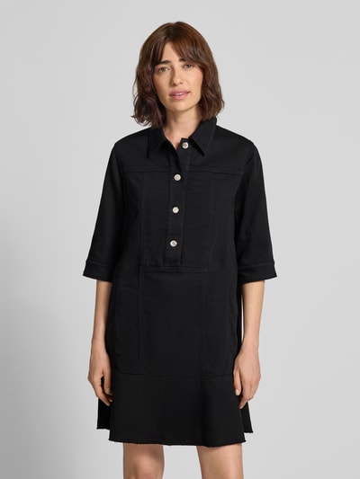 Frauenmodel trägt Knielanges Hemdblusenkleid mit Knopfleiste und 1/2-Arm von Marc Cain in Schwarz, gerader Schnitt, Hemdblusenkragen, Nahaufnahme Oberkörper.
