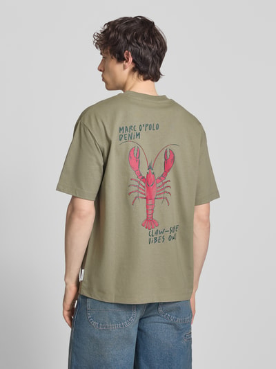 Männermodel trägt Relaxed Fit T-Shirt aus reiner Baumwolle von Marc O'Polo Denim in Optik: Unifarben mit Label-Print, Regular-Fit, Rundhals, Kurzarm, Ganzkörperansicht Rückansicht.
