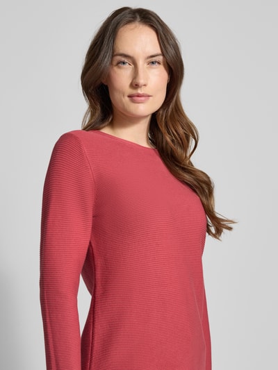 Frauenmodel trägt Regular Fit Strickpullover aus reiner Baumwolle von Tom Tailor, unifarben, Rippstrick, Rundhals, Nahaufnahme Oberkörper.