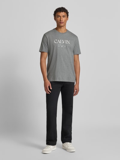 CK Calvin Klein T-Shirt mit Label-Print und Rundhalsausschnitt Mittelgrau Melange 1