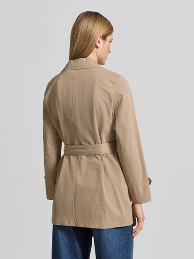 Vrouwenmodel draagt Regular Fit Trenchcoat met tailleriemp om te strikken model 'CHALSEA OLIVIA' van Vero Moda in effen beige twill, rugaanzicht.