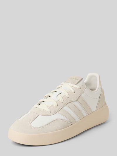 Produktfoto, Sneaker mit Schnürverschluss Modell 'BARREDA' von adidas Sportswear aus Echtleder mit abgerundete-Spitze, Label-Detail und strukturierte Sohle in Beige und Weiß, Absatzhöhe 5 cm, Schafthöhe 7 cm, Schaftweite 6 cm.