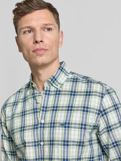 Männermodel trägt Freizeithemd mit Knopfleiste von Fynch-Hatton aus reiner Baumwolle, kariert, Regular-Fit, Nahaufnahme Oberkörper.