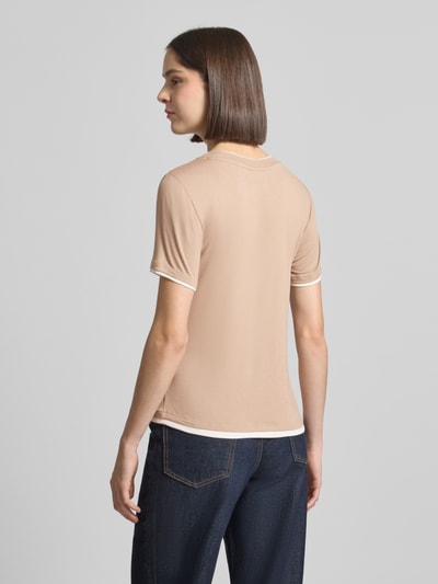 Vrouwenmodel draagt Regular Fit T-shirt uit viscosemix model 'Alvin' van FREE/QUENT in beige, effen stof, ruglengte 57 cm, achteraanzicht.
