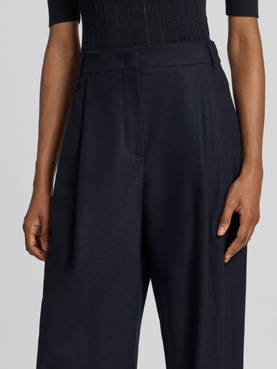 Frauenmodel trägt Bundfaltenhose aus Schurwoll-Mix von Emporio Armani in Dunkelblau, weiche Textur, Regular Fit, Nahaufnahme Oberkörper.