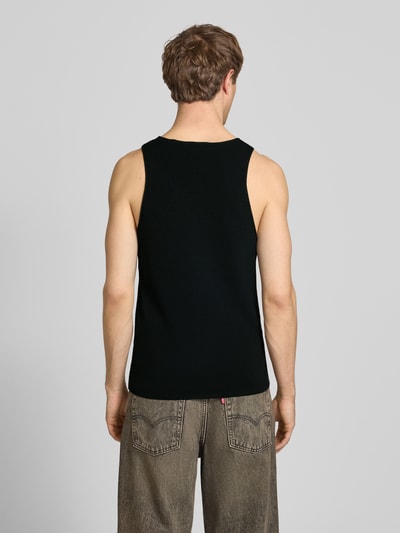 Männermodel trägt Regular Fit Tank Top aus Viskose-Mix Modell 'CHRIS' von Only & Sons in Schwarz, Feinstrick, unifarben, Ganzkörperansicht Rückansicht.