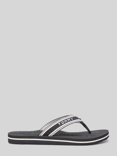 Produktfoto, Zehentrenner mit Logo Details von Tommy Hilfiger, two tone Optik, schwarze und weiße Farben, abgerundete Schuhspitze, flache Absatzform, tekstura gumy