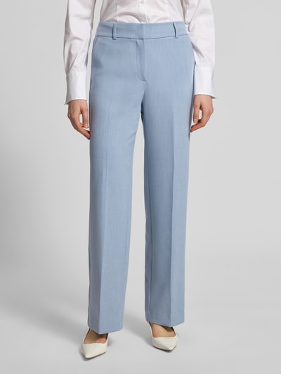 Frauenmodel trägt Regular Fit Weite Hose mit Viskose-Anteil Modell 'RITA' von Selected Femme in hellblauer Melange-Optik, Webware, Gürtelschlaufen und seitlichen Eingrifftaschen, Nahaufnahme Oberkörper bis Füße.