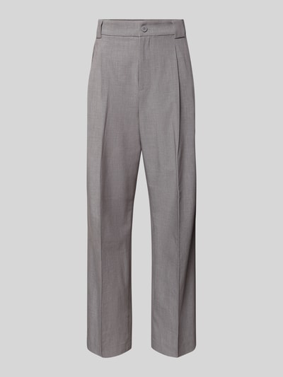 Produktfoto, Straight Fit Stoffhose mit Viskose-Anteil von JAKE*S STUDIO MEN in Hellgrau, Bügelfalten, elastischer Look, Gesäßtaschen, frontal.