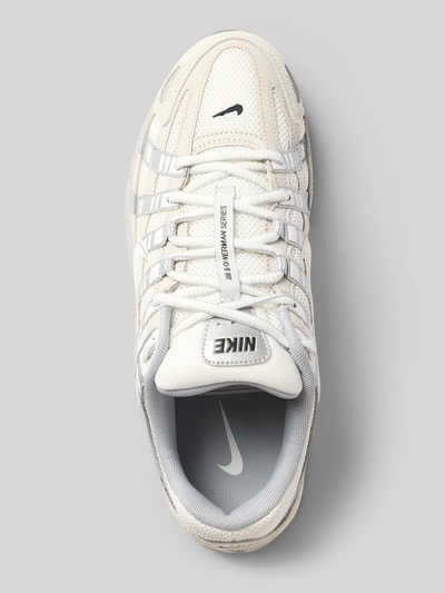 Produktfoto, Sneaker mit Logo-Detail von Nike in Weiß und Beige, abgerundete Passform, Schnürverschluss, profilierte Sohle, Absatzhöhe 5 cm, Schafthöhe 8 cm, Schaftweite 7 cm, Damen Sneaker