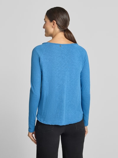 Frauenmodel trägt Regular Fit Longsleeve aus reiner Baumwolle von Rich & Royal in Blau mit offenem Saum, Ganzkörperansicht Rückansicht. Damen Longsleeve, U-Boot-Ausschnitt, Rückenlänge Größe S 59 cm.