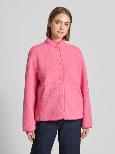 Frauenmodel trägt Teddyjacke mit Stehkragen Modell 'VERA' von JJXX in Pink, gerade Passform, sichtbare Knopfleiste, Ganzkörperansicht von vorne.