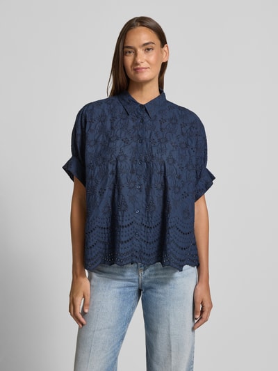 Frauenmodel trägt Relaxed Fit Bluse mit Lochstickerei von Emily Van den Bergh, reine Baumwolle, navy, Ärmel mit Aufschlag, Ganzkörperansicht von vorne.
