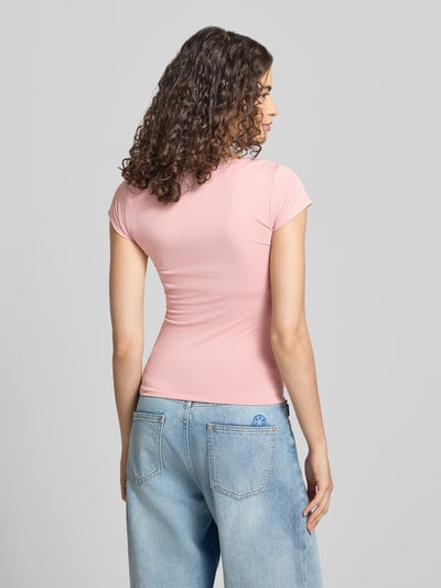 Frauenmodel trägt T-Shirt mit integriertem BH von Gina Tricot aus rosa Material-Mix mit Stretch-Anteil, Slim-Fit, Rückenlänge 52 cm, Ganzkörperansicht Rückansicht.