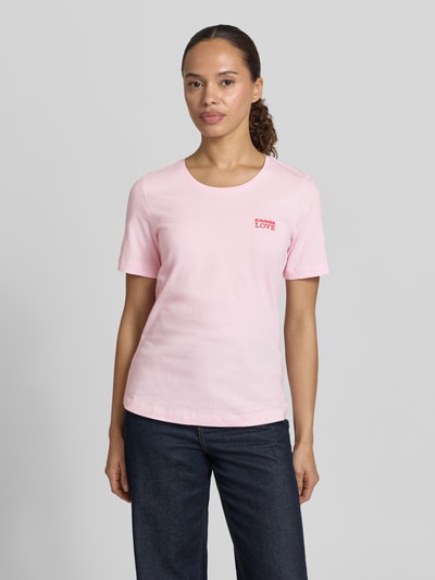 Kobiece model prezentuje t-shirt z wyhaftowanym napisem, okrągły dekolt, bawełna, krój regular fit, Christian Berg Woman, długość tyłu 59 cm, przód pełna sylwetka