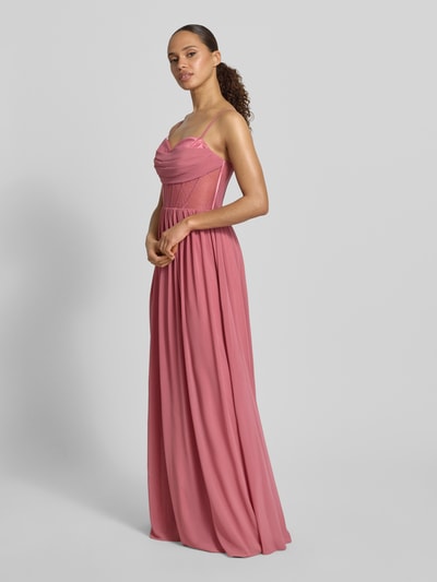 Modelka nosi Corsagenkleid mit Spitze od Mascara, różowy szyfon, krój taliowany, długie, koronka, regulowane ramiączka, zamek z tyłu, długość pleców w rozmiarze 36: 124 cm, szerokość w rozmiarze 36: 42 cm, widok całościowy z przodu