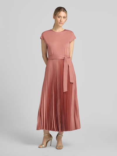 Vrouwenmodel draagt regular fit vrijetijdsjurk met plissé-rok model 'GELA' van Weekend Max Mara in lichtroze, dames, geheel lichaamsbeeld voorkant.