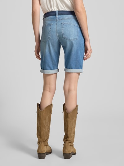 Männermodel trägt Jeansshorts mit Umschlag und elastycznym pasem od Angels, mieszanka bawełny i elastanu, krój regular fit, brzeg, szerokość w rozmiarze 36: 39 cm, długość wewnętrzna nogawki w rozmiarze 36: 30 cm, jasnoniebieski denim, gładka tekstura, proste nogawki, całkowity widok z tyłu