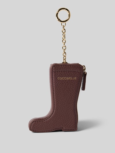 Produktfoto, Anhänger im Stiefel-Design Modell 'COUNTRYSIDE' von Coccinelle mit Strukturmuster, Label-Print, Federring-Verschluss in metallic, Gliederketten-Optik.