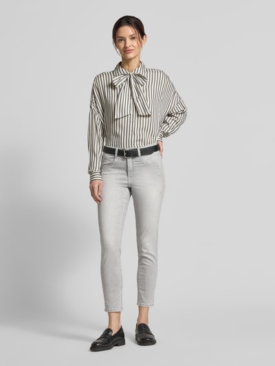 Frauenmodel trägt Jeans in verkürzter Passform Modell 'Ornella Urban' von Angels aus Baumwoll-Mix mit Stretch-Anteil, Eingrifftaschen, grauer Jeans-Look, Bundweite bei Größe 36: 40 cm, Innenbeinlänge bei Größe 36: 66 cm, Ganzkörperansicht von vorne.