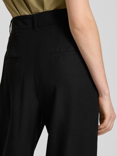 Frauenmodel trägt Hose aus Lyocell-Leinen-Mix mit Gesäßtaschen von JAKE*S STUDIO WOMAN in Schwarz, entspannter Schnitt, Detailaufnahme Rückansicht.