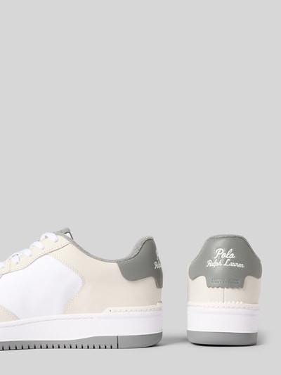Produktfoto, Low Top Sneaker aus Leder-Mix Modell 'MASTERS' von Polo Ralph Lauren in unifarbenem Design mit runder Schuhspitze, Label-Prägung und strukturierter Sohle, kombiniert aus Glattleder in Weiß und Grau.
