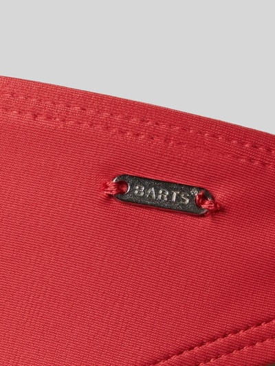 Produktfoto, Slim Fit Bikini-Hose mit Logo-Detail Modell 'Kelli' von Barts in Rot mit sichtbarer Struktur, Elastischer-Material-Mix, Nahaufnahme