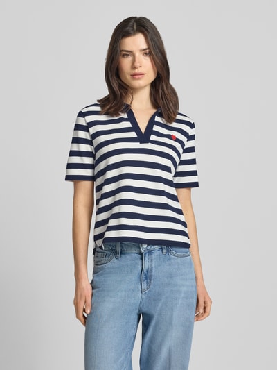 Frauenmodel trägt Regular Fit Poloshirt mit Viskose-Anteil Modell 'Februar' von More & More, marineblau-weiß gestreift, kurzärmelig, Vorderansicht, Nahaufnahme Oberkörper.