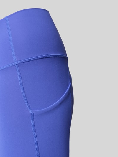 Produktfoto, Slim Fit Leggins mit breitem Bund Modell 'OASIS' von Fabletics in Blau, elastischer Material-Mix, Beintaschen, glatte Struktur