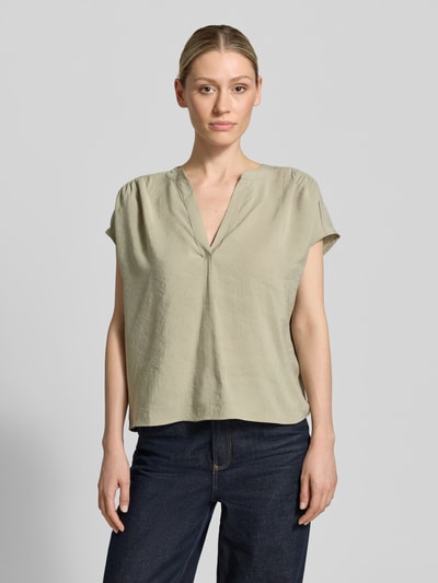 Vrouwenmodel draagt Blusenshirt aus Modal-Mix Modell 'Sawoko' van OPUS in lichtgroen, relaxed fit, V-hals, damesshirt, modalmix, ruglengte 56 cm, mouwlengte 16 cm, vooraanzicht van het hele lichaam