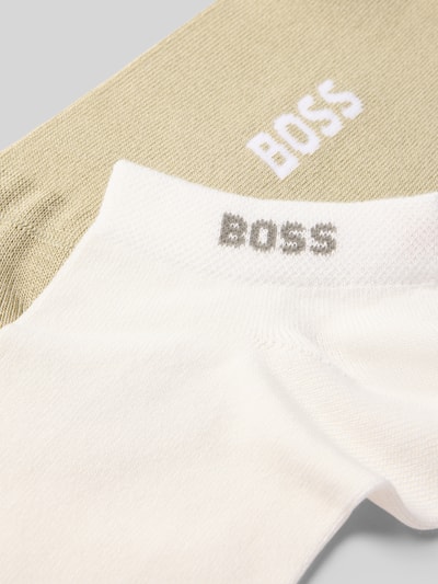 Produktfoto, zwei Paar Füsslinge aus Viskose-Mix Modell 'CHRIS' von BOSS in Beige und Weiß, weiche Textur, glatte Oberfläche. Herren Füsslinge von BOSS